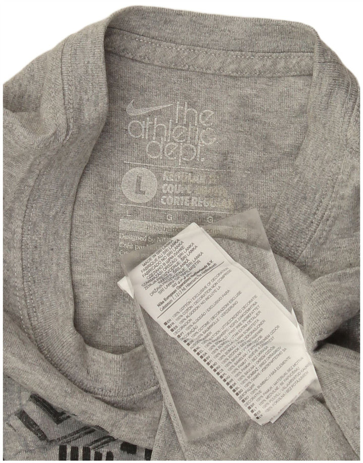 T-shirt grafica da uomo Nike Regular Fit, taglia grande, in cotone grigio