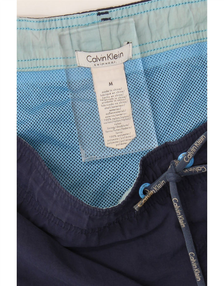 Pantaloncini da bagno grafici da uomo Calvin Klein medi in nylon blu navy