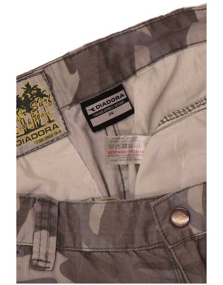 Pantaloncini cargo da uomo Diadora W34 Large in cotone mimetico grigio