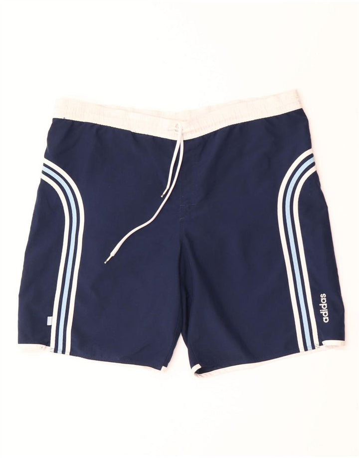 Pantaloncini da bagno da uomo Adidas grandi in poliestere a righe blu navy