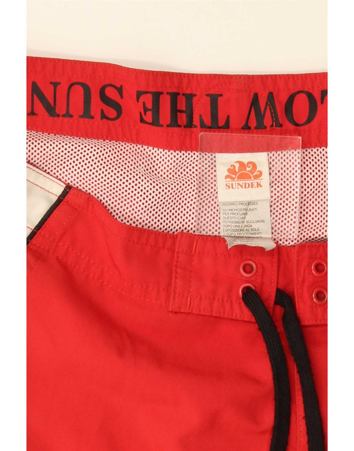 Pantaloncini da bagno grafici da uomo Sundek Poliestere color block rosso medio