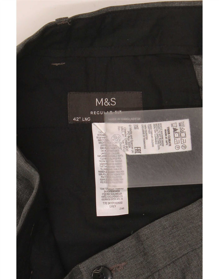 Pantaloni da abito vestibilità regolare Marks & Spencer da uomo W42 L33 poliestere grigio