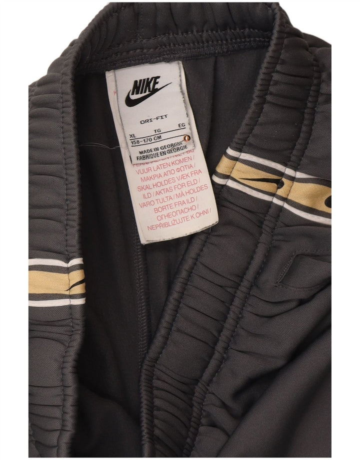 Pantaloni da tuta con grafica NIKE da ragazzo Dri Fit Joggers 13-14 anni XL Grigio