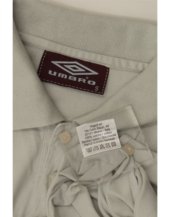 Polo grafica da uomo Umbro piccola in cotone grigio