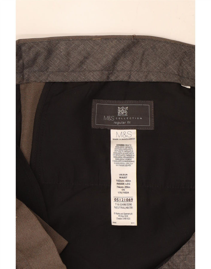Pantaloni da abito vestibilità regolare Marks & Spencer da uomo W40 L29 poliestere marrone