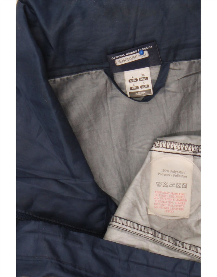 Giacca antipioggia con cappuccio grafica da uomo Umbro UK 40 Large in poliestere blu navy