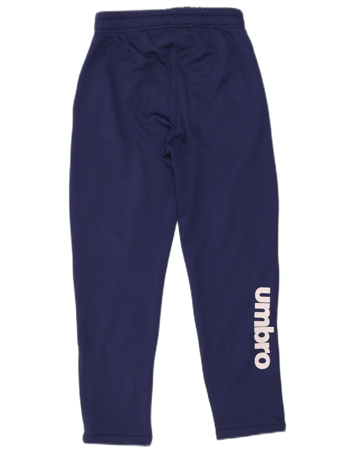 Pantaloni da tuta con grafica Umbro per ragazzi 10-11 anni in poliestere blu navy