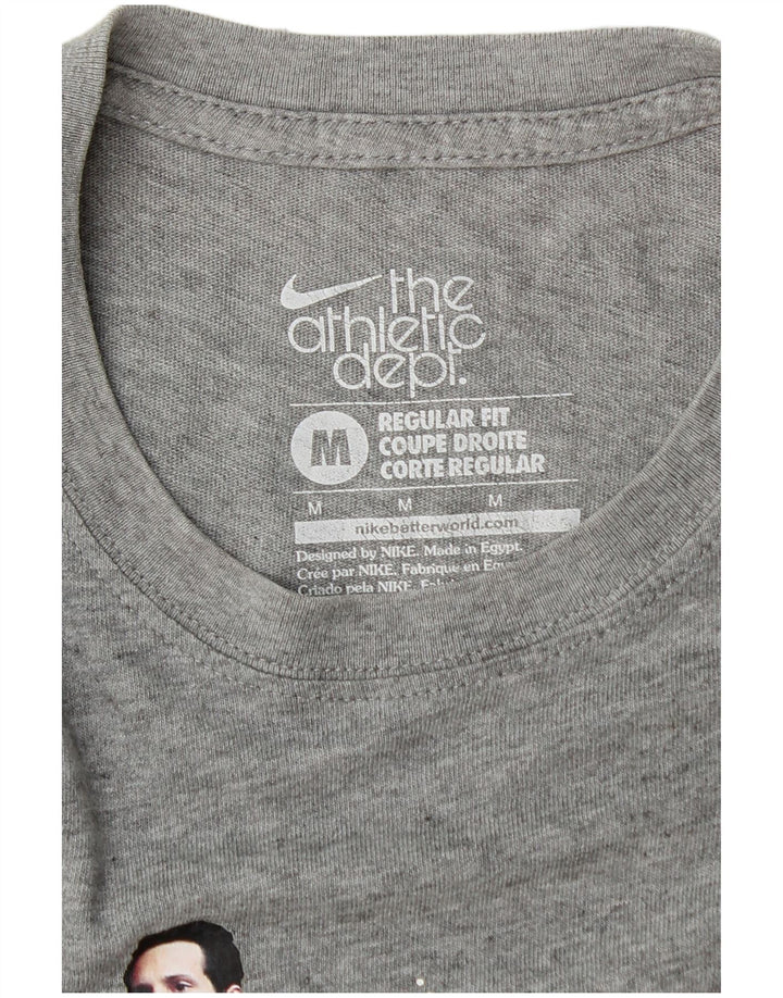 T-shirt grafica da uomo con vestibilità regolare NIKE, grigio medio