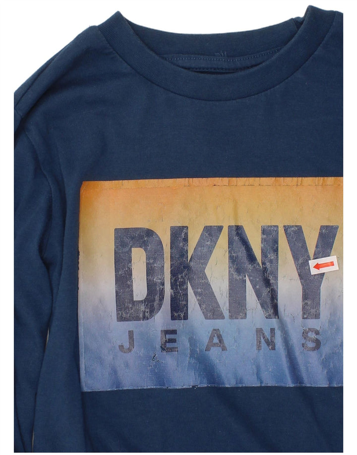 Top grafico da ragazzo DKNY a maniche lunghe 5-6 anni in cotone blu navy