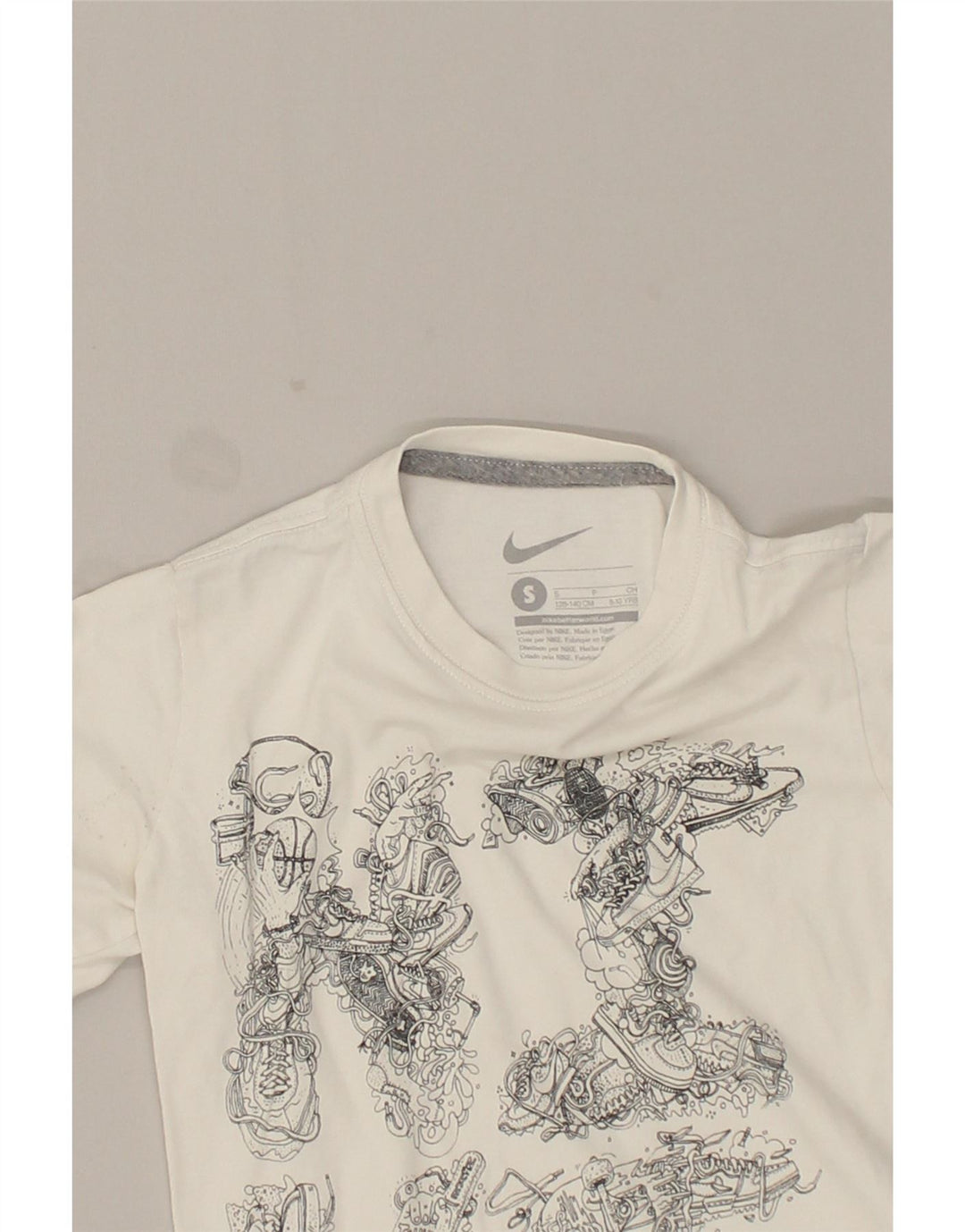 NIKE Girls Graphic T-Shirt Top 8-9 Years Small  White Vintage Nike and Second-Hand Nike from Messina Hembry 