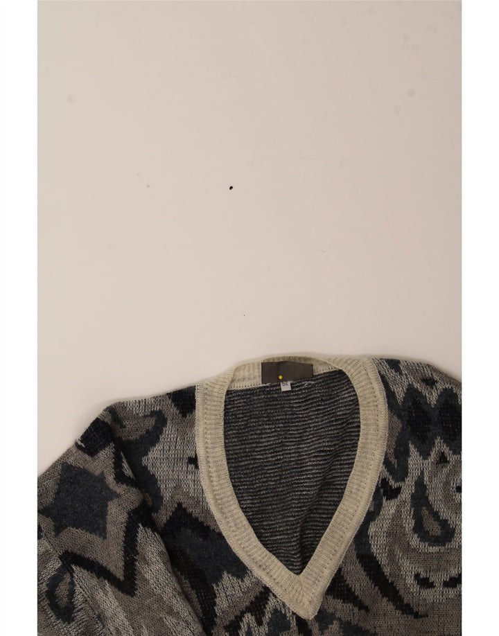FIUME Mens Abstract Pattern V-Neck Jumper Sweater IT 52 Large Grey Wool Vintage Fiume and Second-Hand Fiume from Messina Hembry 
