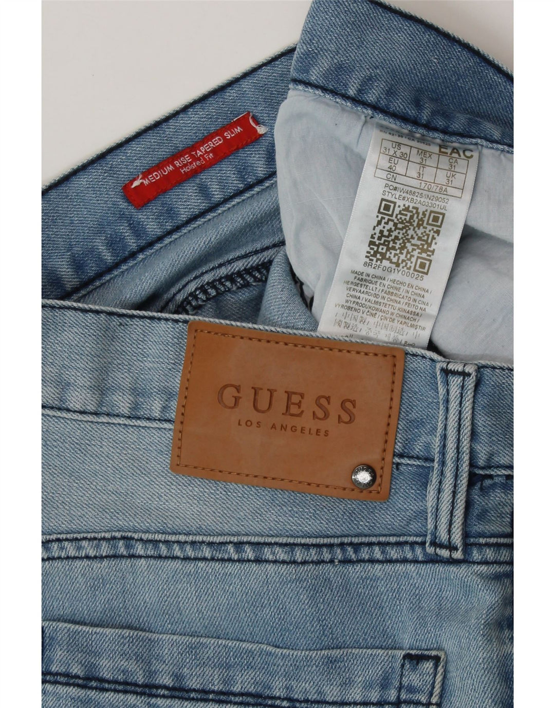 Jeans GUESS da donna affusolati slim a vita media con vestibilità Halsted W31 L30 cotone blu