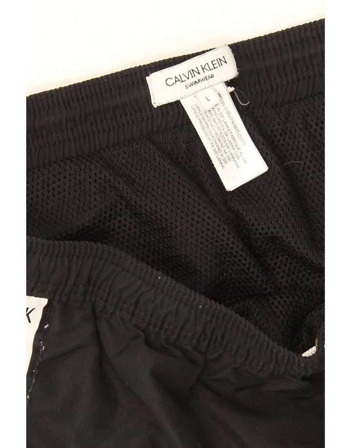 Pantaloncini da bagno grafici da uomo Calvin Klein grandi in poliestere color block nero