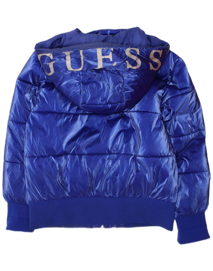 Giubbotto imbottito con cappuccio grafico per ragazze Guess 9-10 anni in poliestere blu