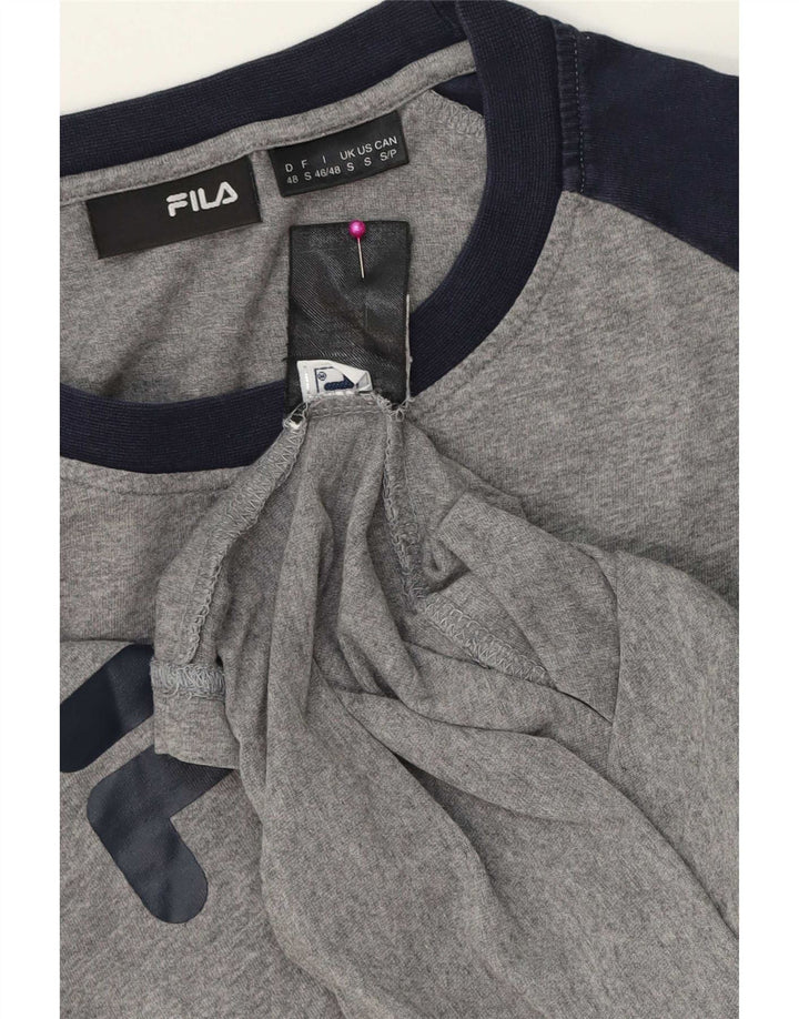 Fila Maglietta grafica da uomo a maniche lunghe in cotone color block grigio piccolo