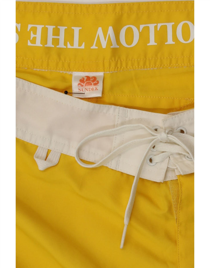 Pantaloncini da bagno grafici da uomo Sundek color block giallo medio