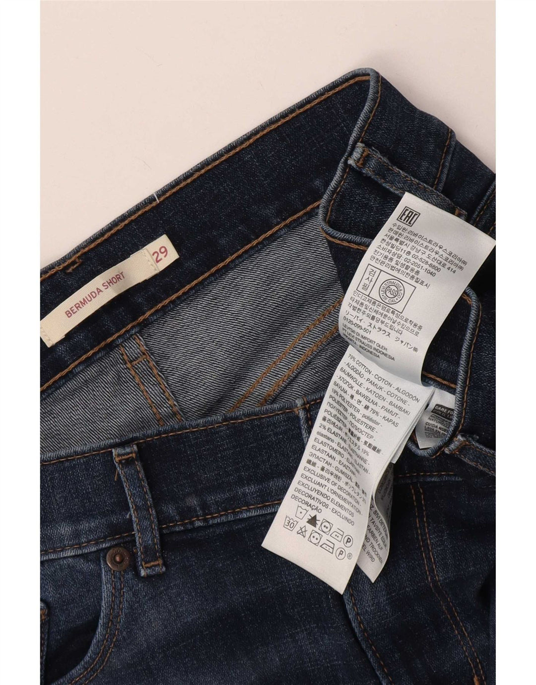 Pantaloncini di jeans Bermuda da donna Levi's W29 in cotone blu medio