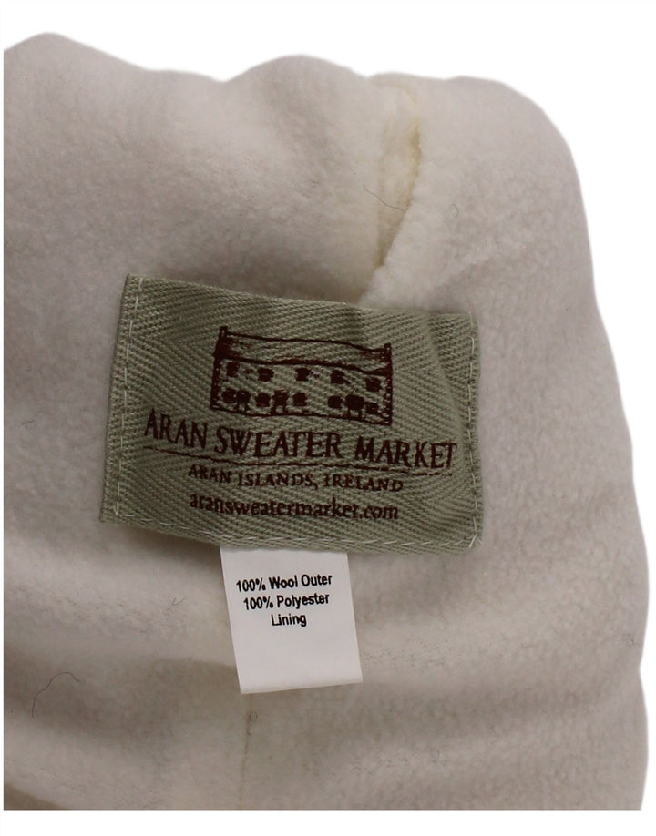 Aran Sweater Market Cappello da donna lavorato a maglia con pompon, grande, in lana bianca