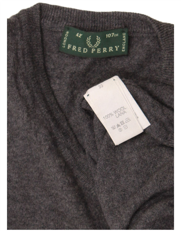 Maglione da uomo con scollo a V Fred Perry in lana grigio medio