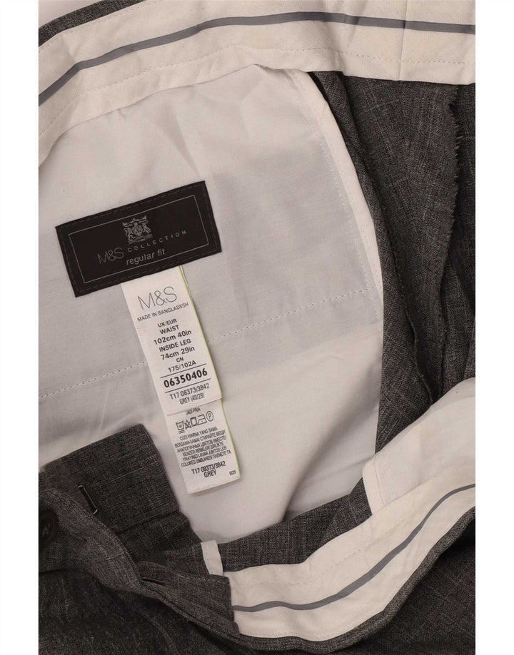 Pantaloni da abito vestibilità regolare Marks & Spencer da uomo W40 L29 poliestere grigio