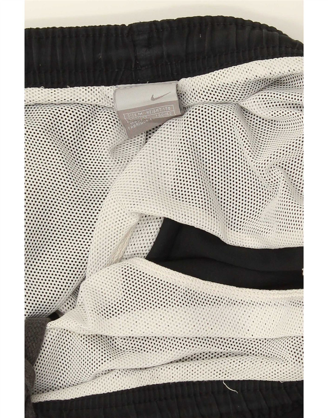 Pantaloncini sportivi Nike da uomo di colore nero medio