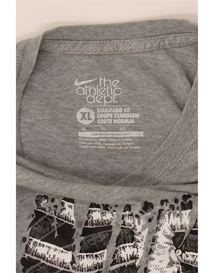 T-shirt grafica Nike da uomo con vestibilità standard, XL, grigia
