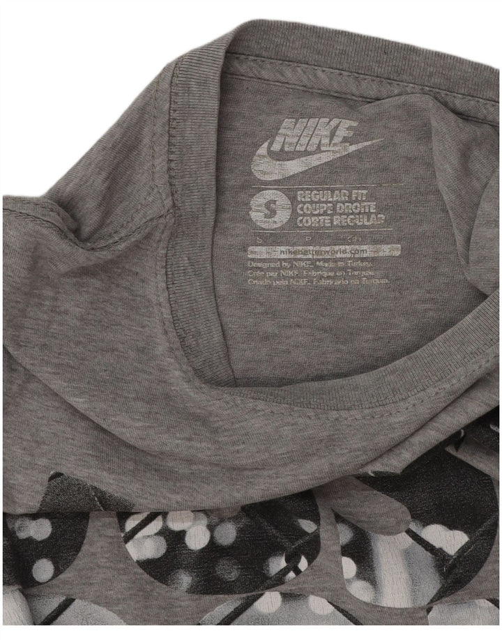 T-shirt grafica Nike da uomo con vestibilità regolare, piccola, in cotone grigio