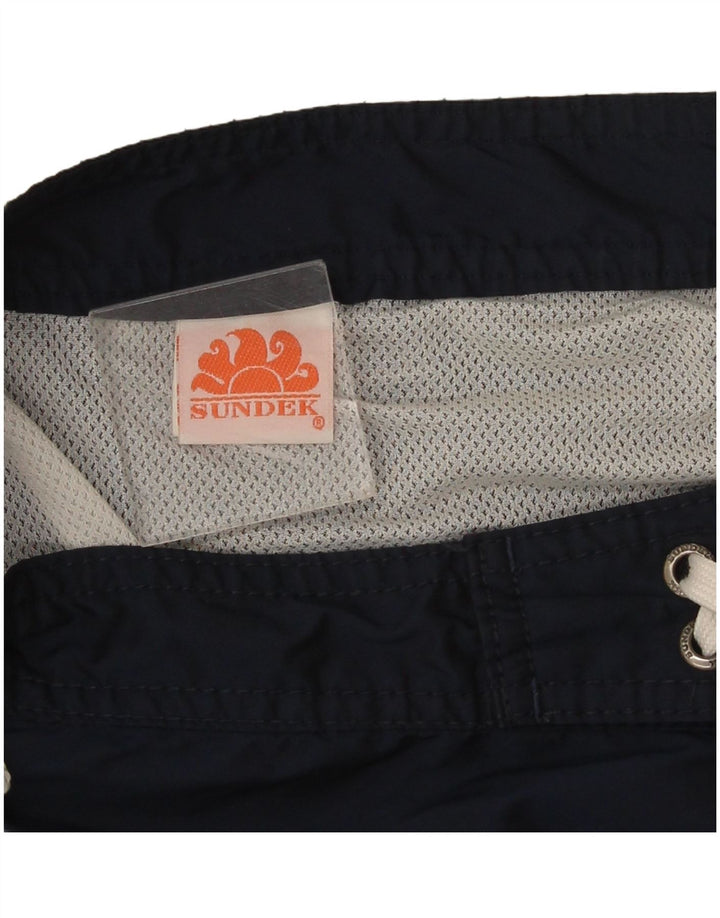 Pantaloncini da bagno da uomo Sundek grandi in poliestere a righe blu navy