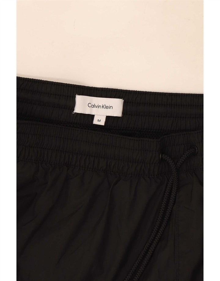 Pantaloncini da bagno grafici da uomo Calvin Klein a blocchi di colore neri medi