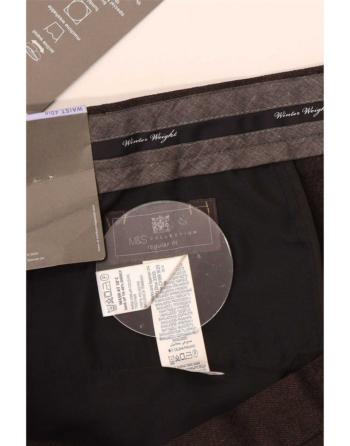 Pantaloni da abito vestibilità regolare Marks & Spencer da uomo W40 L31 poliestere marrone