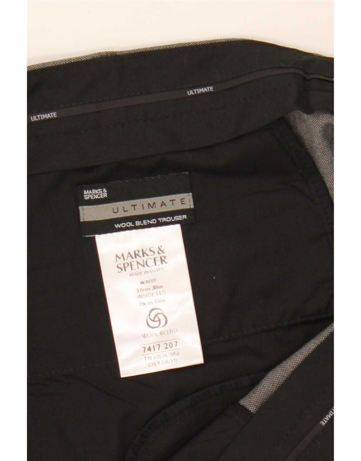 Pantaloni da completo da uomo Marks & Spencer Ultimate Pegged W38 L31 poliestere grigio