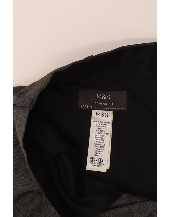 Pantaloni da abito corti da uomo Marks & Spencer vestibilità regolare W40 L30 poliestere grigio