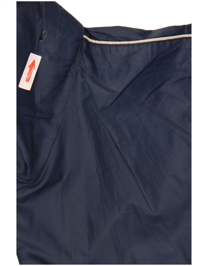 Giacca antipioggia con cappuccio grafica da uomo Umbro UK 40 Large in poliestere blu navy
