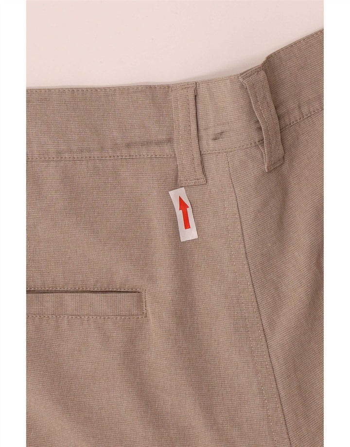 Pantaloncini chino vestibilità regolare da uomo Travis Mathew W32 poliestere beige medio