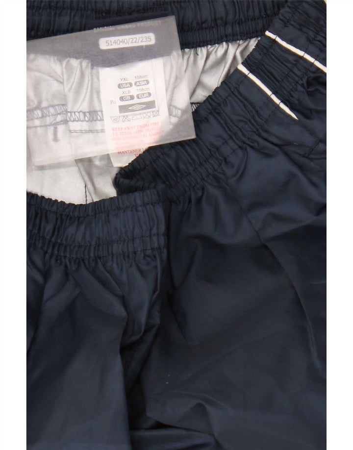 Pantaloni impermeabili con grafica Umbro per ragazzi 13-14 anni XL poliestere blu navy