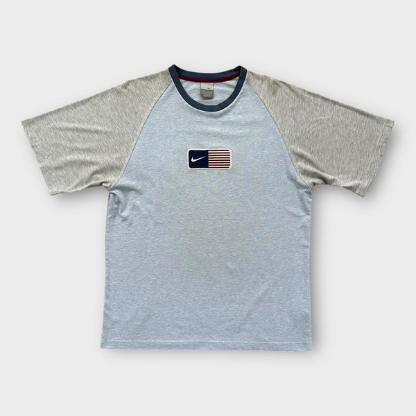 T-shirt con bandiera Y2K Nike USA - grande (vestita come una XL)