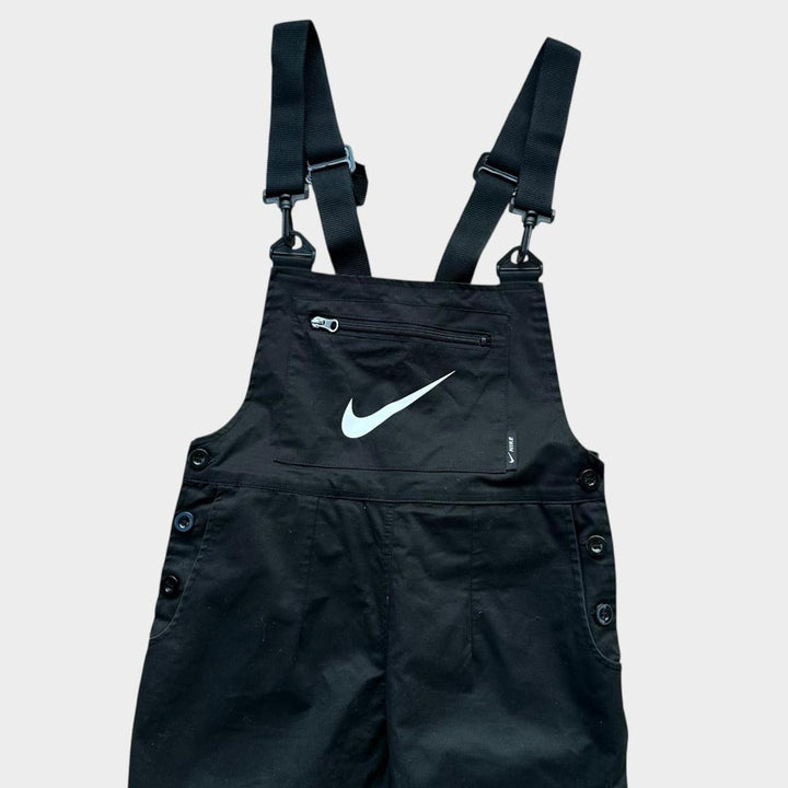 Salopette rielaborata Nike: piccola