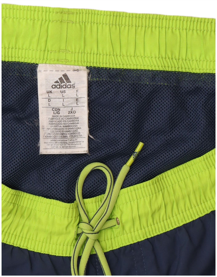 Pantaloncini sportivi da uomo Adidas Large in poliestere color block blu navy