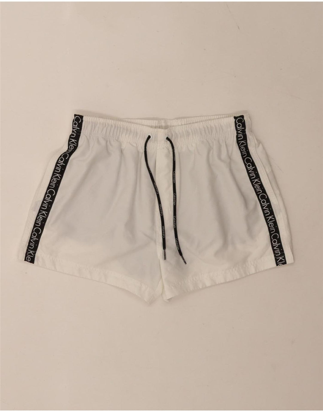 Pantaloncini da bagno grafici da uomo Calvin Klein a blocchi di colore bianco medio