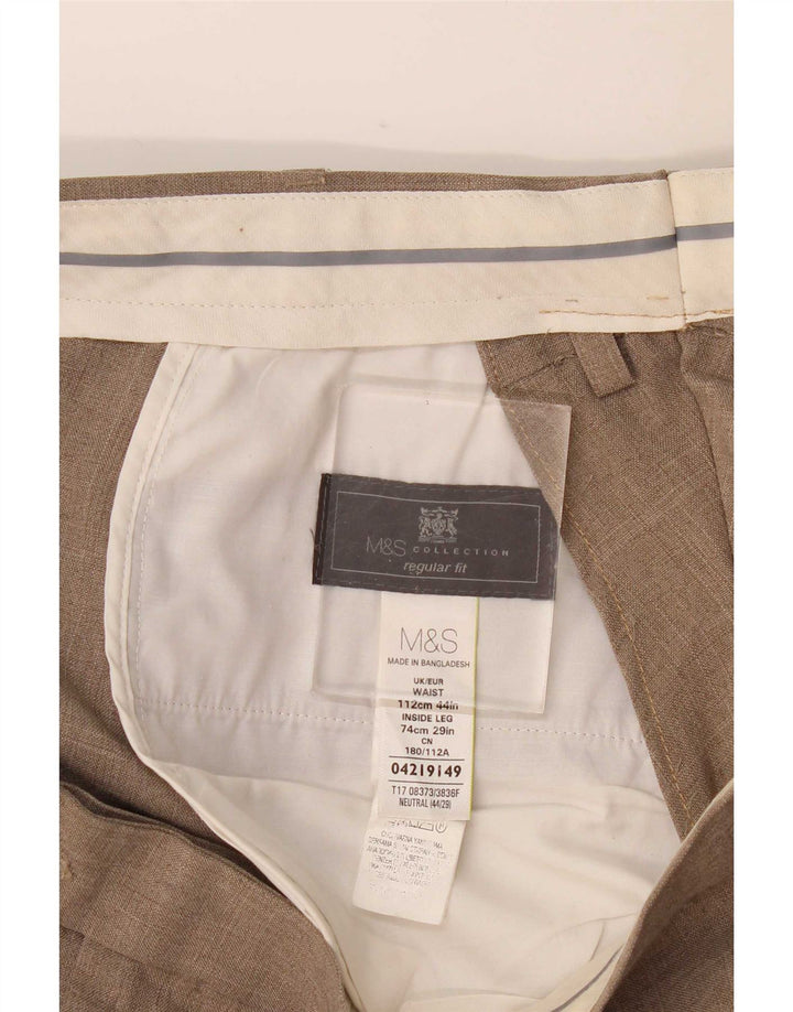 Pantaloni da abito da uomo con vestibilità regolare e peggati Marks & Spencer W44 L29 Beige