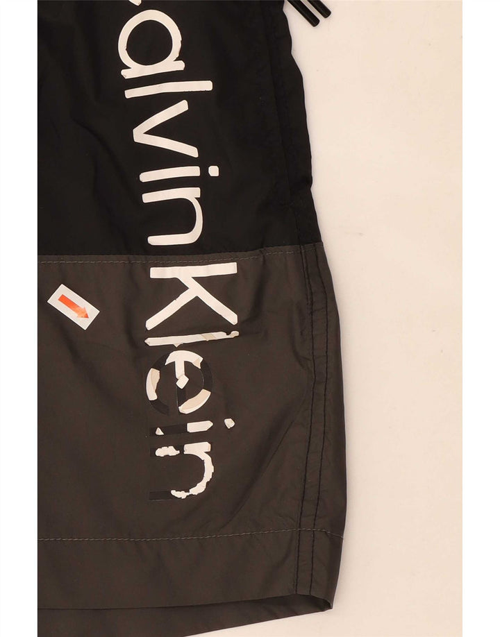 Pantaloncini da bagno grafici da uomo Calvin Klein a blocchi di colore neri medi