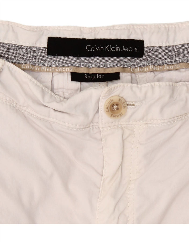 CALVIN KLEIN Mens Regular Chino Shorts W32 Medium White Cotton Vintage Calvin Klein and Second-Hand Calvin Klein from Messina Hembry 