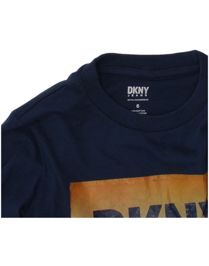 Top grafico da ragazzo DKNY a maniche lunghe 5-6 anni in cotone blu navy