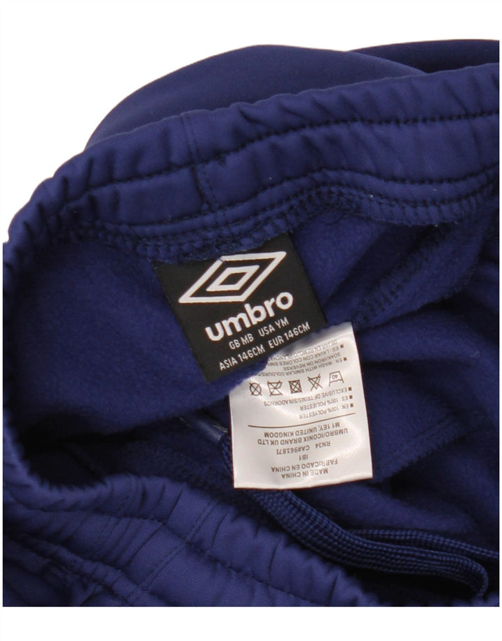Pantaloni da tuta con grafica Umbro per ragazzi 10-11 anni in poliestere blu navy