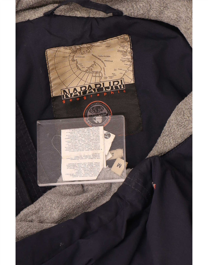 Giacca anorak con cappuccio grafico da uomo Napapijri UK 38 medio blu navy