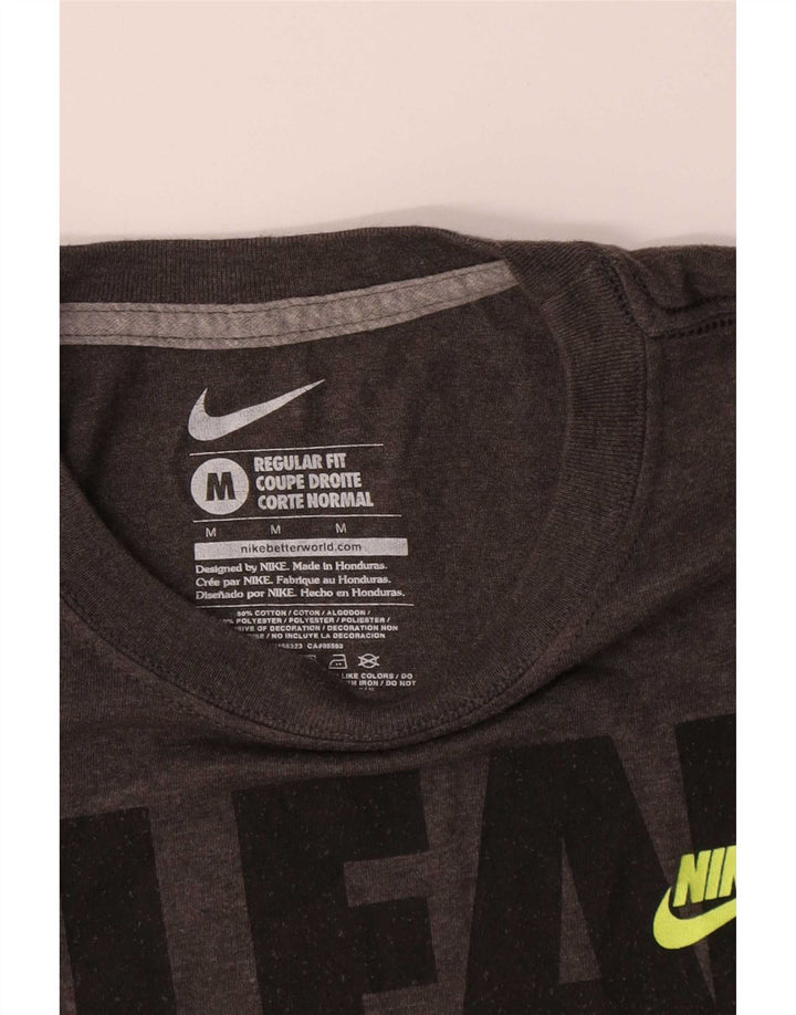 T-shirt grafica Nike da uomo con vestibilità regolare, top in poliestere chiazzato grigio medio