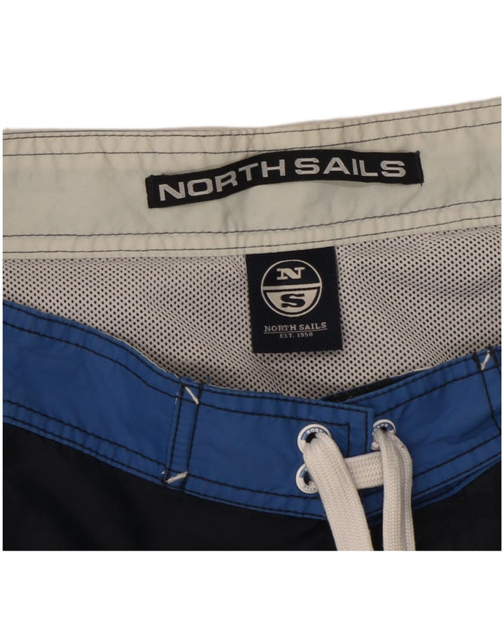 Pantaloncini da bagno grafici da uomo North Sails color block medio blu navy