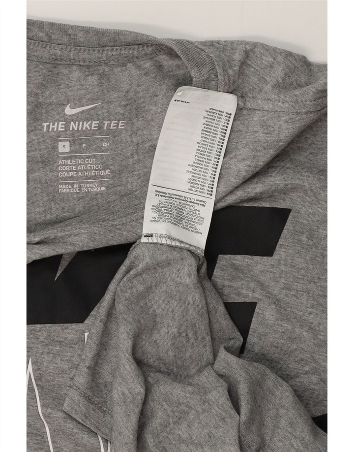NIKE T-shirt grafica da uomo con vestibilità atletica, piccola, in cotone grigio
