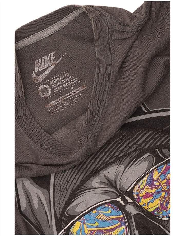 T-shirt grafica Nike da uomo con vestibilità regolare, grigio medio