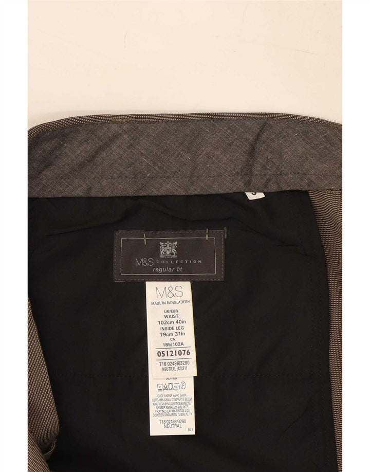 Pantaloni da abito vestibilità regolare Marks & Spencer da uomo W40 L31 poliestere marrone